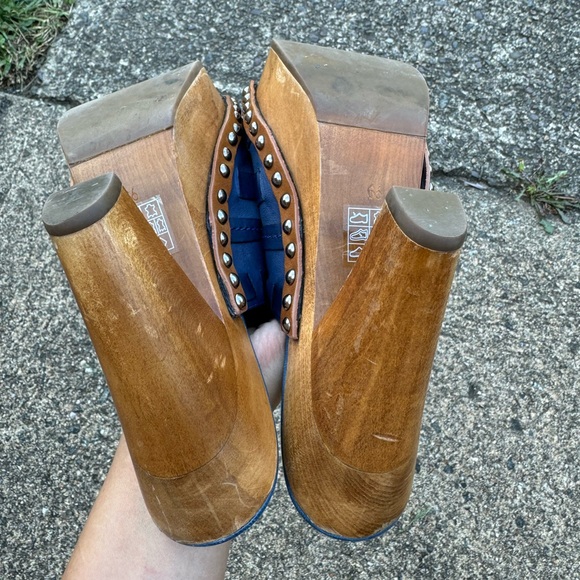 Miu Miu Blue Leather Bow Studs Heeled
Platform‎ Clogs. Size 6 - Picture 4 of 7